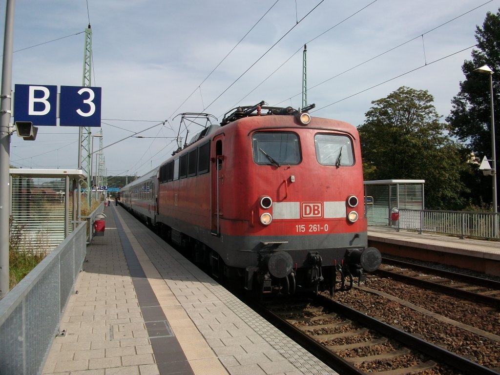 Weiter ging die Fahrt fr 115 261 am 12.September 2010 mit dem UEx 1809 Binz-Kln beim Verlassen von Bergen/Rgen.