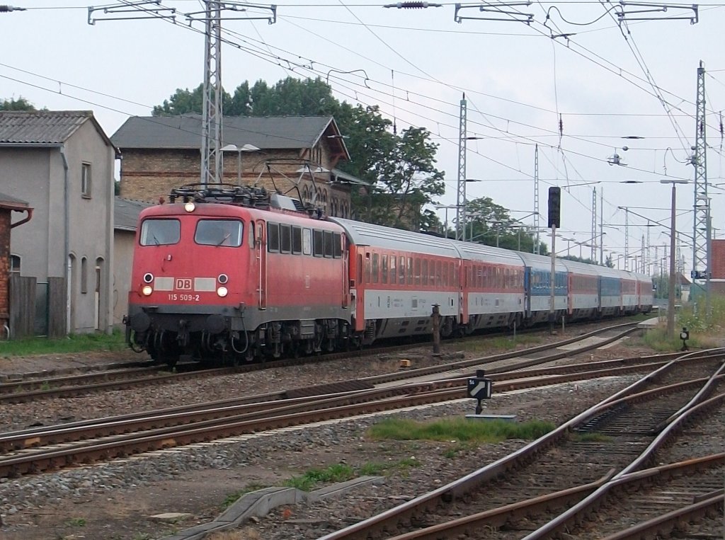 Wenige Minuten alt ist die Aufnahme von 115 509 als Diese am 02.August 2010 mit dem EC Wien-Binz den Bahnhof Bergen/Rgen verlie.