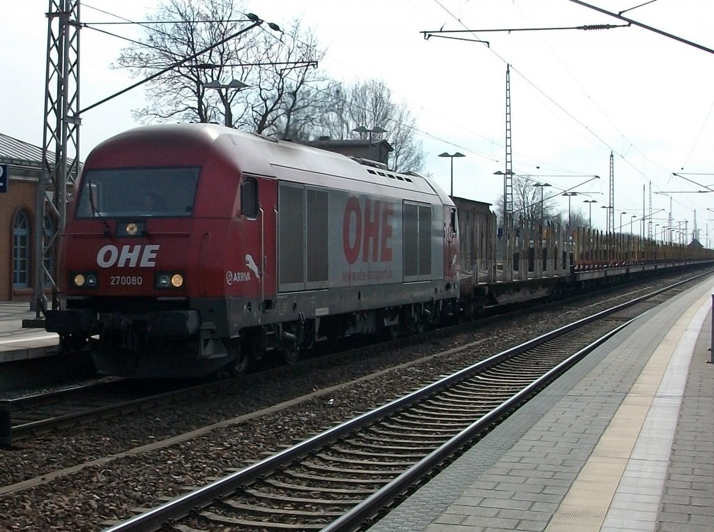 Wenige Minuten spter am 13.April 2010 nochmal die OHE mit einem leeren Holzzug gezogen von 270080 bei der Durchfahrt durch Bergen/Rgen.