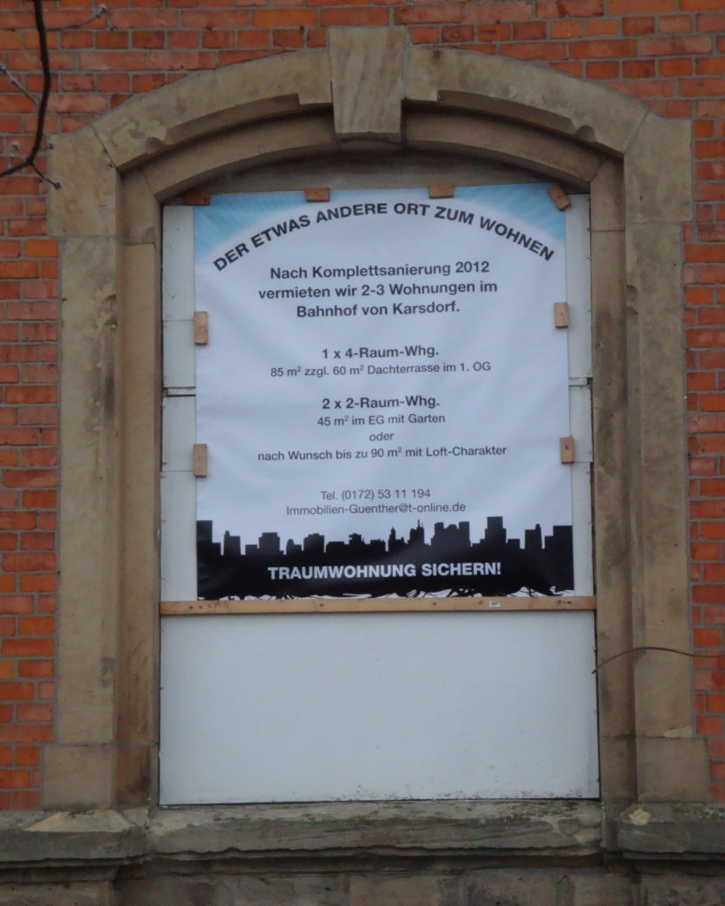 Wenn das ehemalige Bahnhofsgeb�ude �n Karsdorf saniert wurde, kann man als Mieter mit exklusiven Wohnsitz dort einziehen. So wirbt der Immobilienmakler jedenfalls am alten Bahnhofsgeb�ude in Karsdorf; 18.02.2012 (Foto: G�nther G�bel)