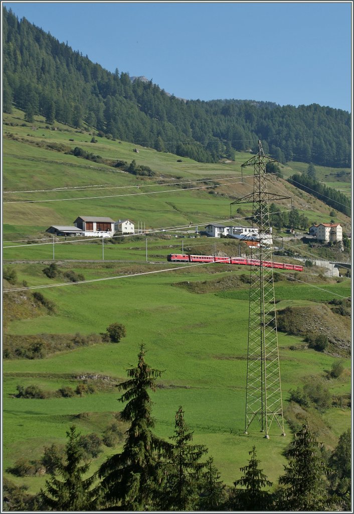 Wenn schon strender Strom-Mast, dann gleich richtig mit aufs Bild!
Ein Ge 4/4 II verlsst mir ihrem RE nach Disentis Ardez.
11. Sept. 2011