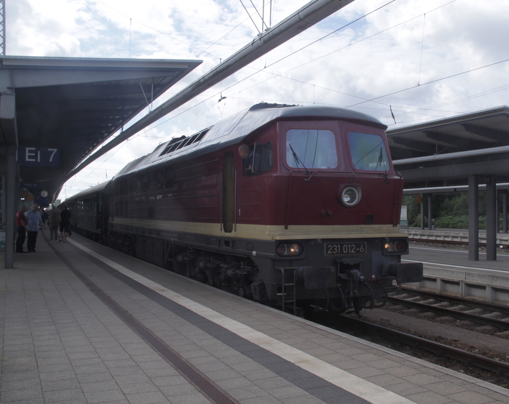 WFL 231 012-6 mit Sonderzug von Berlin-Schneweide nach Warnemnde kurz vor der Ausfahrt im Rostocker Hbf.11.08.2013