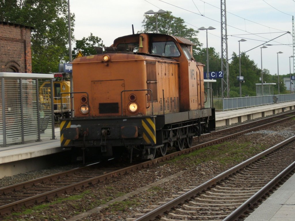 WFL-Lok Nr.3 durchfuhr am Abend vom 18.Juni 2009 den Bahnhof von Bergen/Rgen nach Mukran.