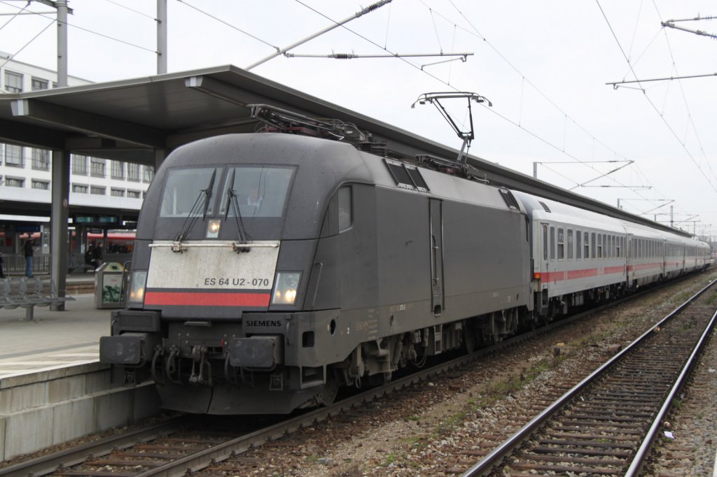 Wie schon bei meinem letzten Mnchen-Besuch war es auch diesmal 
ES64 U2-070 mit IC 2082 von Berchtesgaden Hbf nach Hamburg-Altona in Mnchen Ost.29.03.2012