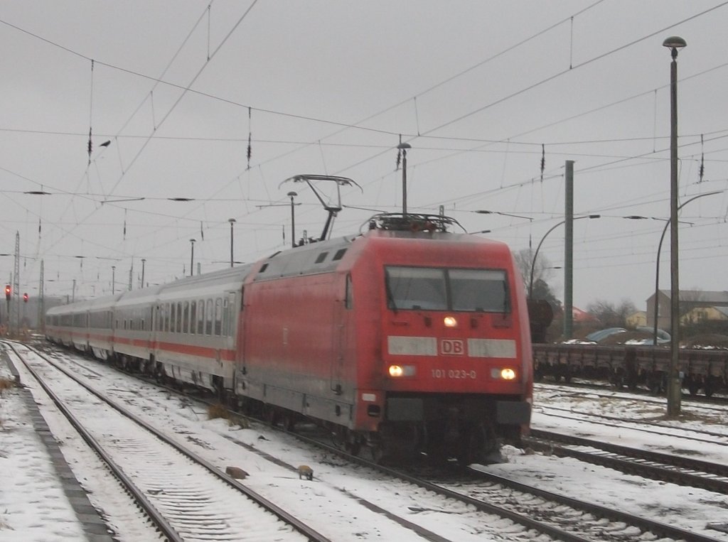 Wieder gab es am 11.Dezember 2010 kein gutes Fotowetter,als ich 101 023 mit dem IC Hannover-Binz in Bergen/Rgen fotografierte.