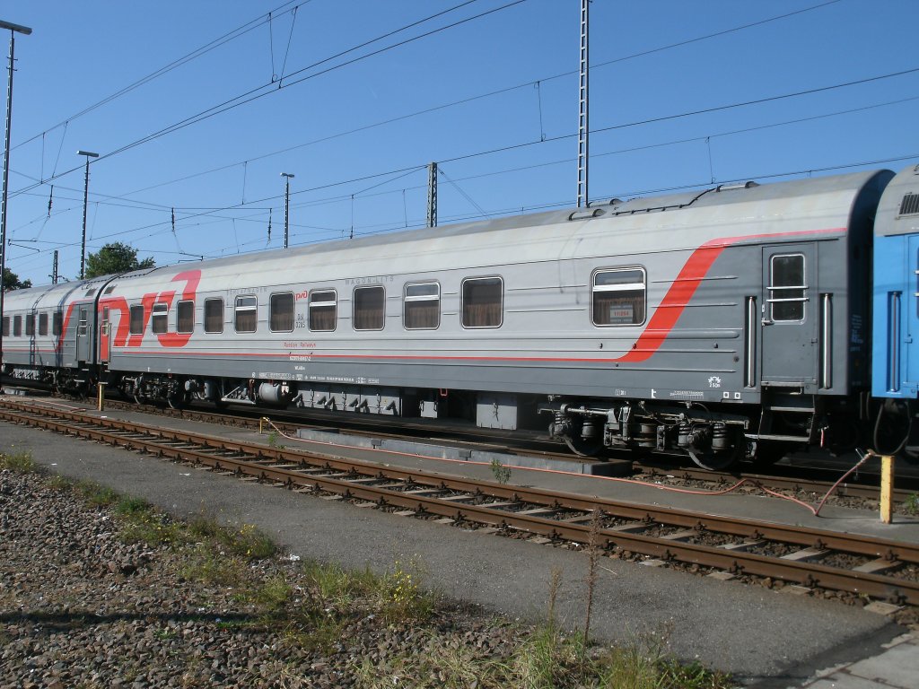 Wieder haben einige russischen Weitstreckenwagen eine neue Farbgebung.Am 01.Oktober 2011 stand dieser Weitstreckenwagen im Abstellbahnhof Berlin Grunewald der wenig spter nach Berlin Gesundbrunnen fuhr und von dort aus nach Saratow.