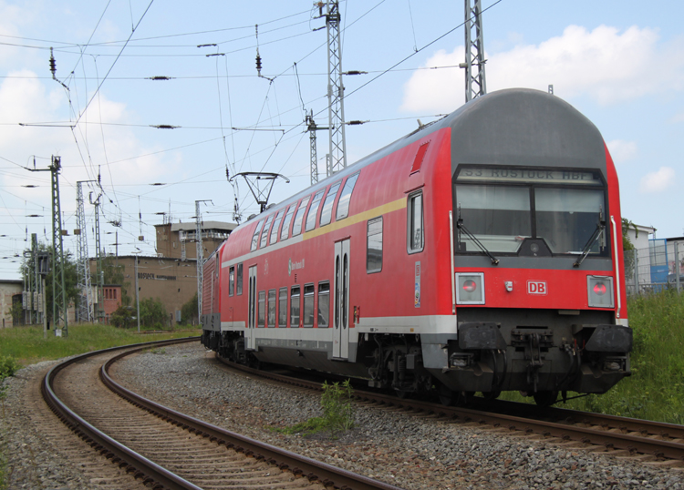 Wieder die kurze Variante 112 118-5+Steuerwagen der Gattung DABgbuzf 760 mit S3 von Rostock-Hinrichsdorfer Str.nach Rostock Hbf bei der Einfahrt im Rostocker Hbf.(10.06.2011)