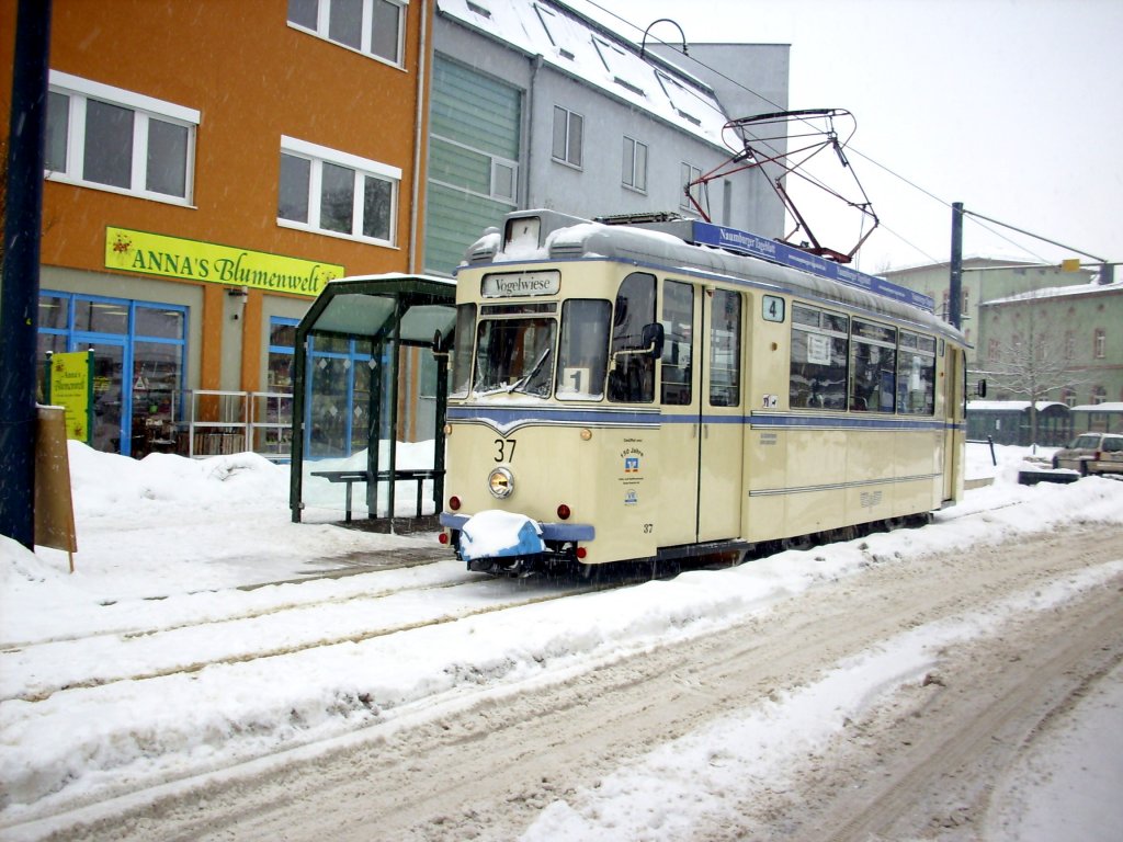 Winter in Naumburg: Tw 37 an der Endhaltestelle Hauptbahnhof am 21.12.2010.