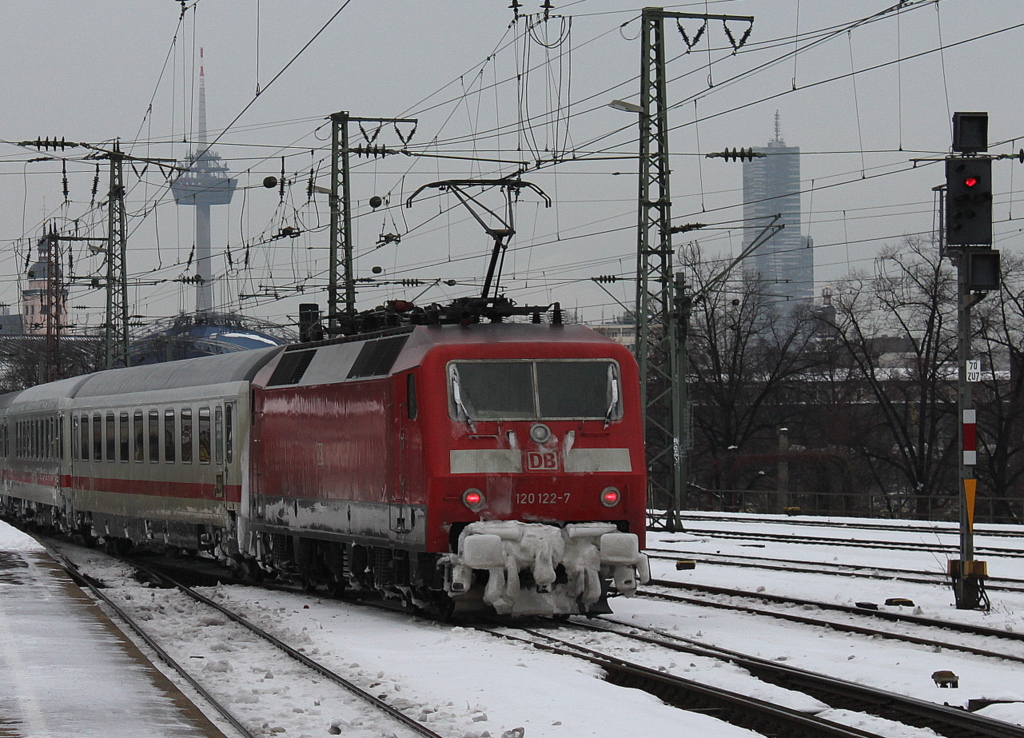 Winter im Rheinland... eine 120 drckt einen IC gleich in den Klner Hbf herein (Kln Messe/Deutz, 28.12.2010)