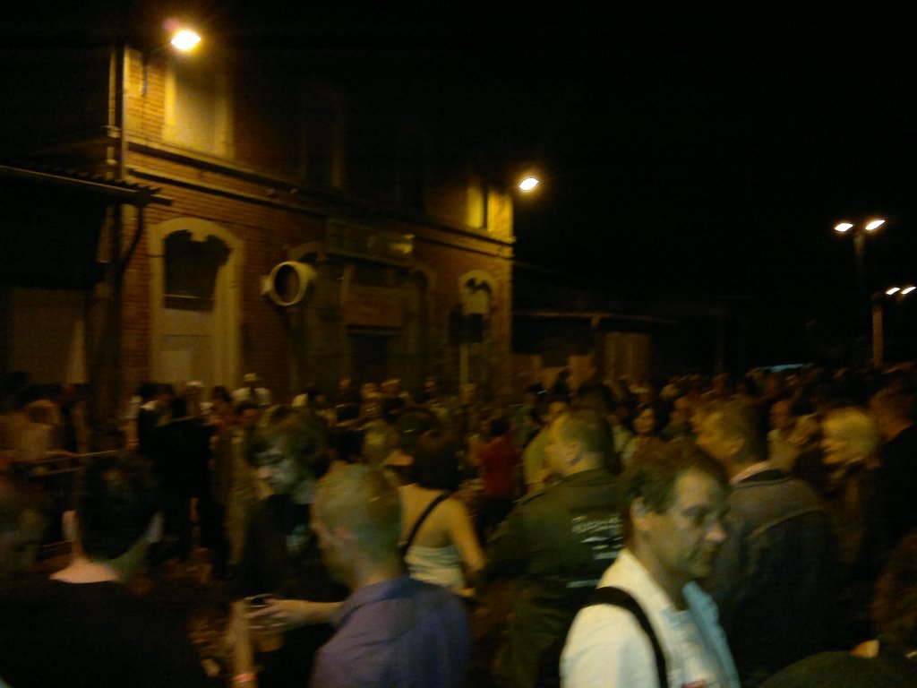 Winzerfest Sonntag morgens um 0:35 Uhr im Freyburger Bahnhof - Menschenmassen m�chten mit den Z�gen nach einem sch�nen Abend nach Hause fahren; 11.09.2011