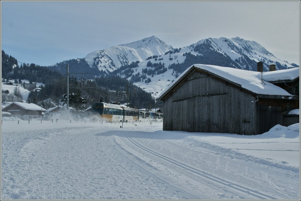 Wirbelt zeimlich viel Schnee auf: MOM Panoramic Express Richtung Zweisimmen kurz vor Gstaad.
14. Feb. 2013