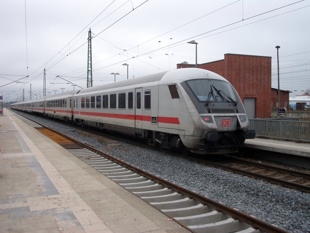 Wo die Bugklappe vom Steuerwagen IC 2213 Binz-Stuttgart war,klebt nun das DB-Emblem.Aufnahme am 21.Januar 2011 in Bergen/Rgen.