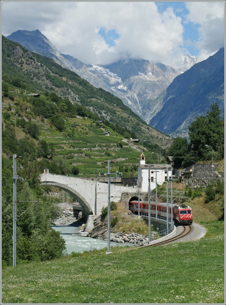 Wolken Brcke(n) eine schne Landschaft und mittendrin der MGB Zug auf dem Weg nach Zermatt.
Bei Neubrck, den 22. Juli 2012