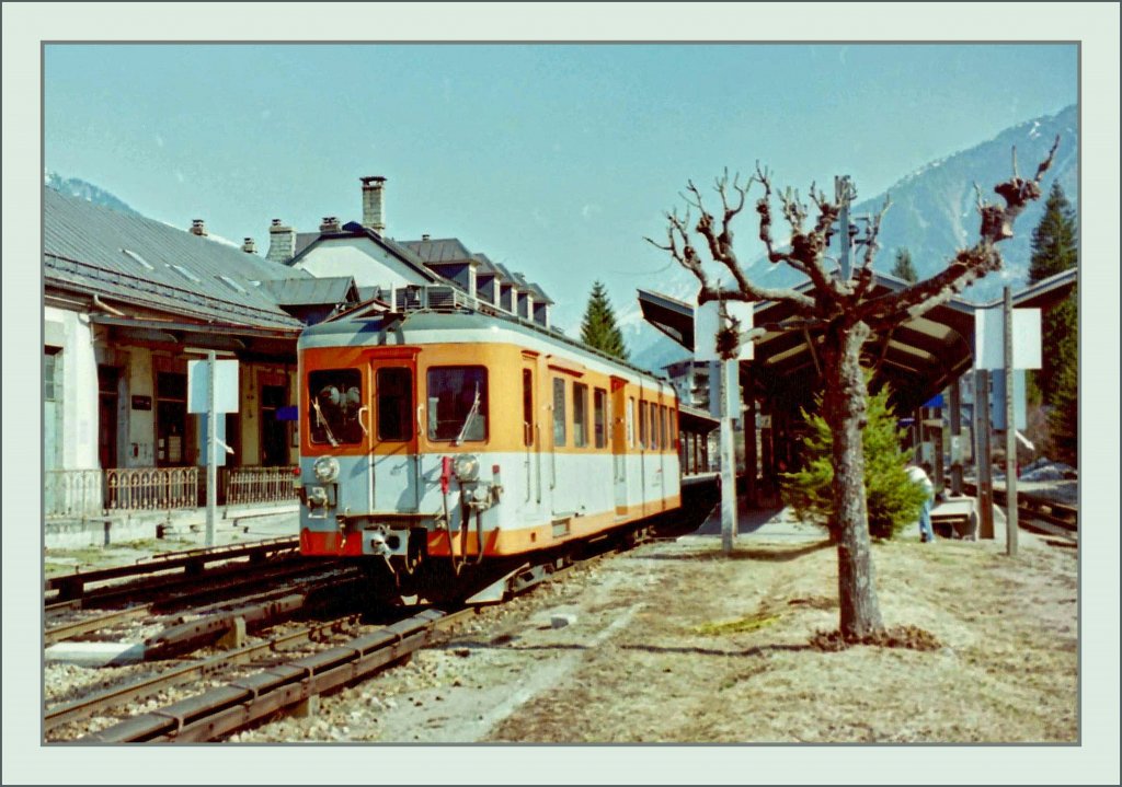 Z 600 in Chamonix; man beachte die Stromschienen, welche der Bahn zum  Namen  Alpen-Mtro  verhalfen (und die Zge natrlich mit Strom versorgen)
April 1997/gescanntes Negativ