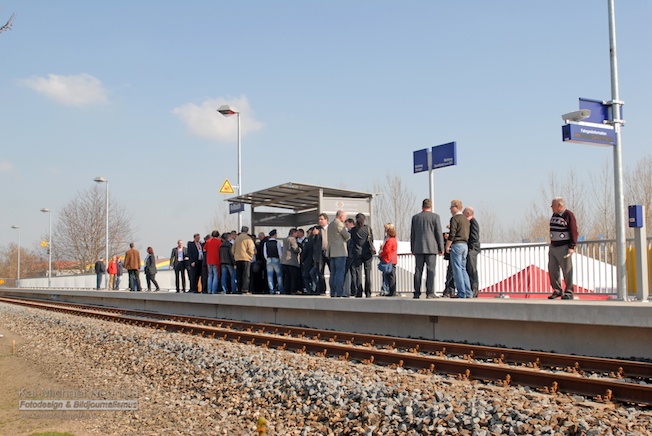 Zahlreiche Besucher und G�ster erwarten den Sonderzug aus Naumburg Hbf, zur Er�ffnung des neuen Haltepunktes in Ro�bach; 24.03.2012 (Foto: � Kai Michael Neuhold / Bahnaktuell.net)
