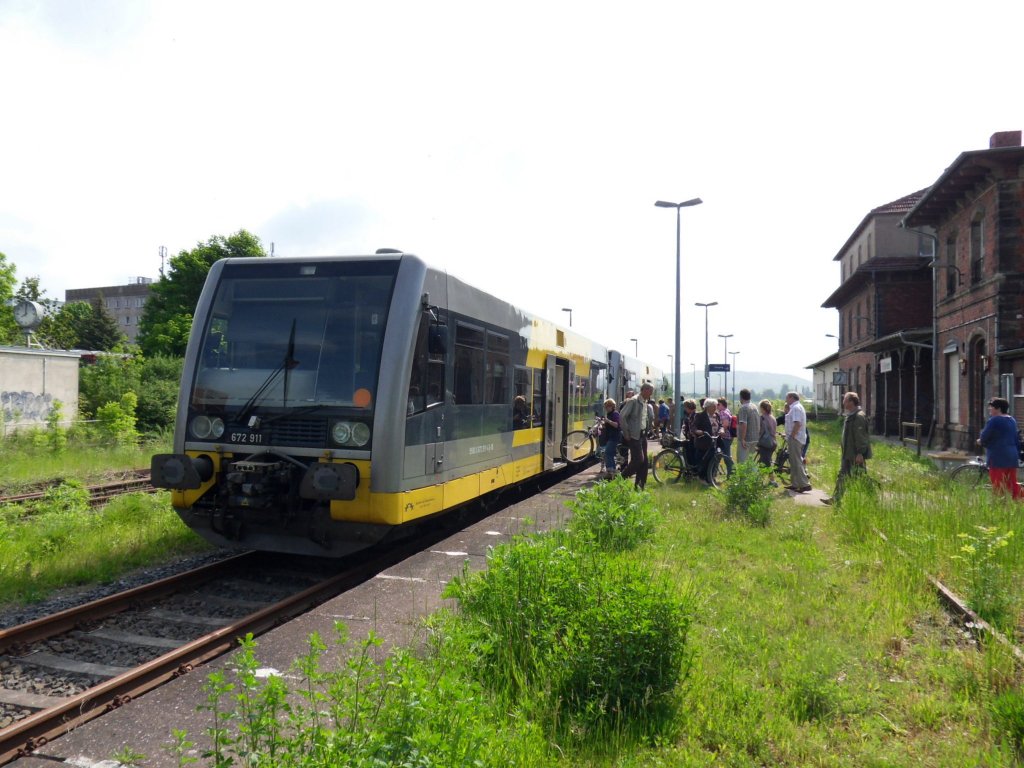 Zahlreiche Besucher nutzten die von uns organisierten Z�ge ab/nach Ro�leben, um durch das Unstruttal in Richtung Naumburg zur  Saale-Weinmeile  zu kommen. Vielleicht halten hier schon bald wieder t�glich die Triebwage der Burgenlandbahn; 23.05.2010 (Foto: Christof Rommel)
