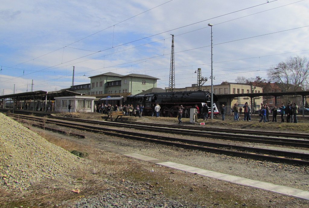 Zahlreiche Dampflokfans s�umten den Naumburger Hbf und fotografierten und filmten die vom RAW Meiningen aufgearbeitete DR 01 0509-8 der Pre�nitztalbahn auf der Fahrt von Chemnitz nach Saalfeld; 20.03.2010