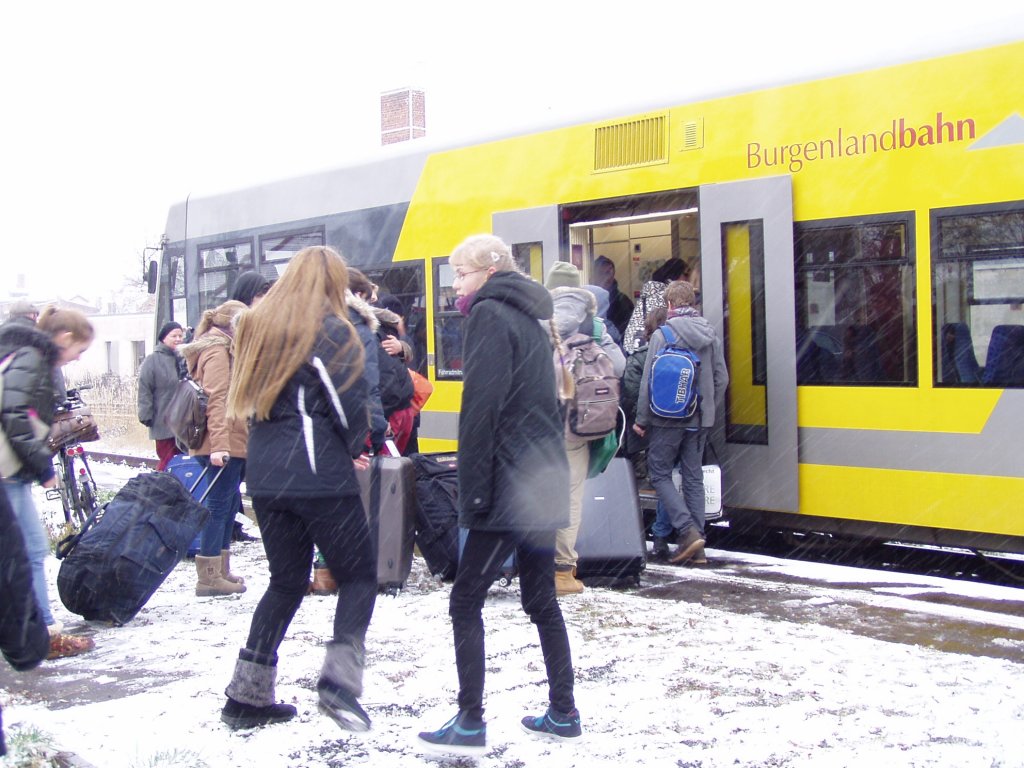 Zahlreiche Sch�ler der Klosterschule in Ro�leben nutzten am 21.12.2012 die von der IG Unstrutbahn e.V. extra bestellten Sonderz�ge der Burgenlandbahn, um die Heimreise ab Ro�leben �ber die Unstrutbahn antreten zu k�nnen. (Foto: Hannes Petereit)