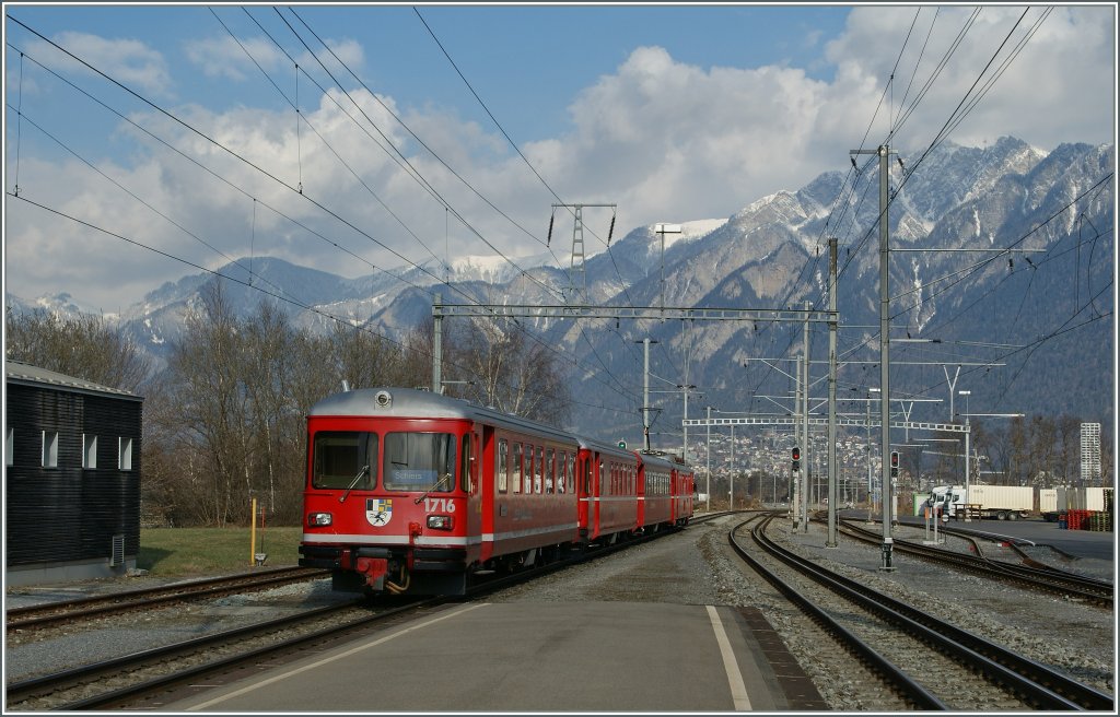 Zeitlos wirken die nun doch schon ber vierzig Jahre alten RhB Vorortspendelzge. 
Felsberg, den 15. Mrz 2013