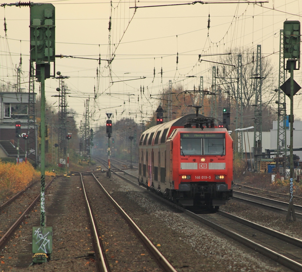 Zoomtest am 06.11.10 in Kamen. 146 019 mit RE 6 nach Minden