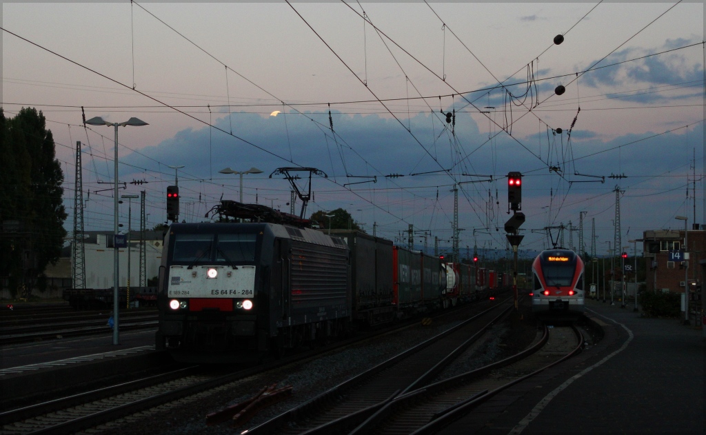 Zu fortgeschrittener Stunde durchfuhr ES64 F4 - 284 am 29.09.12 Neuwied in Richtung Norden