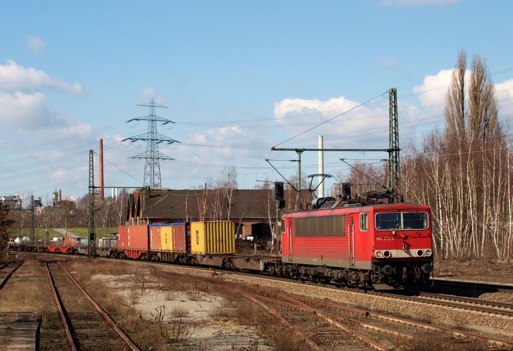 Zuerst rollte 155 272-8 LZ in den Hafen anschlieend kam sie mit einem Containerzug wieder aus dem Hafen durch HH-Unterelbe gefahren.