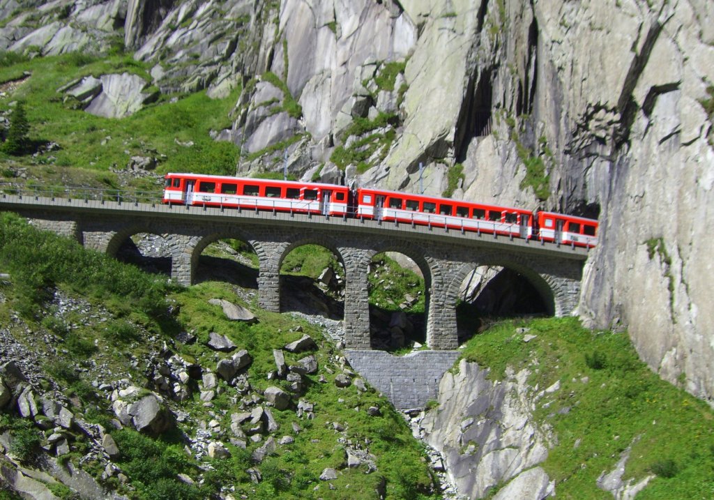 Zug von Gschenen nach Andermatt in der Schllenenschlucht. (Aufnahme 31.07.2007)