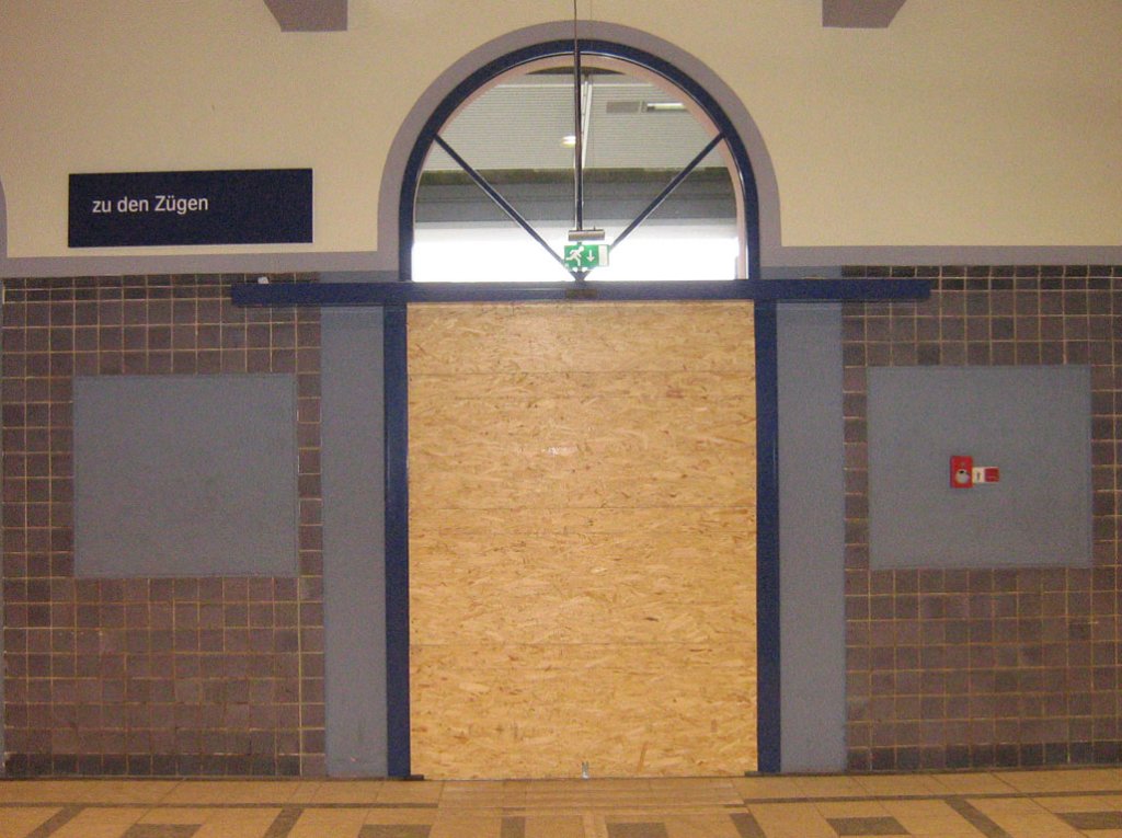 Zugenagelte, ehemals elektrisch �ffnende T�r in der Bahnhofshalle vom neuen ICE-Umsteigebahnhof Naumburg Hbf; 01.01.2011 (Foto: Thomas Menzel)