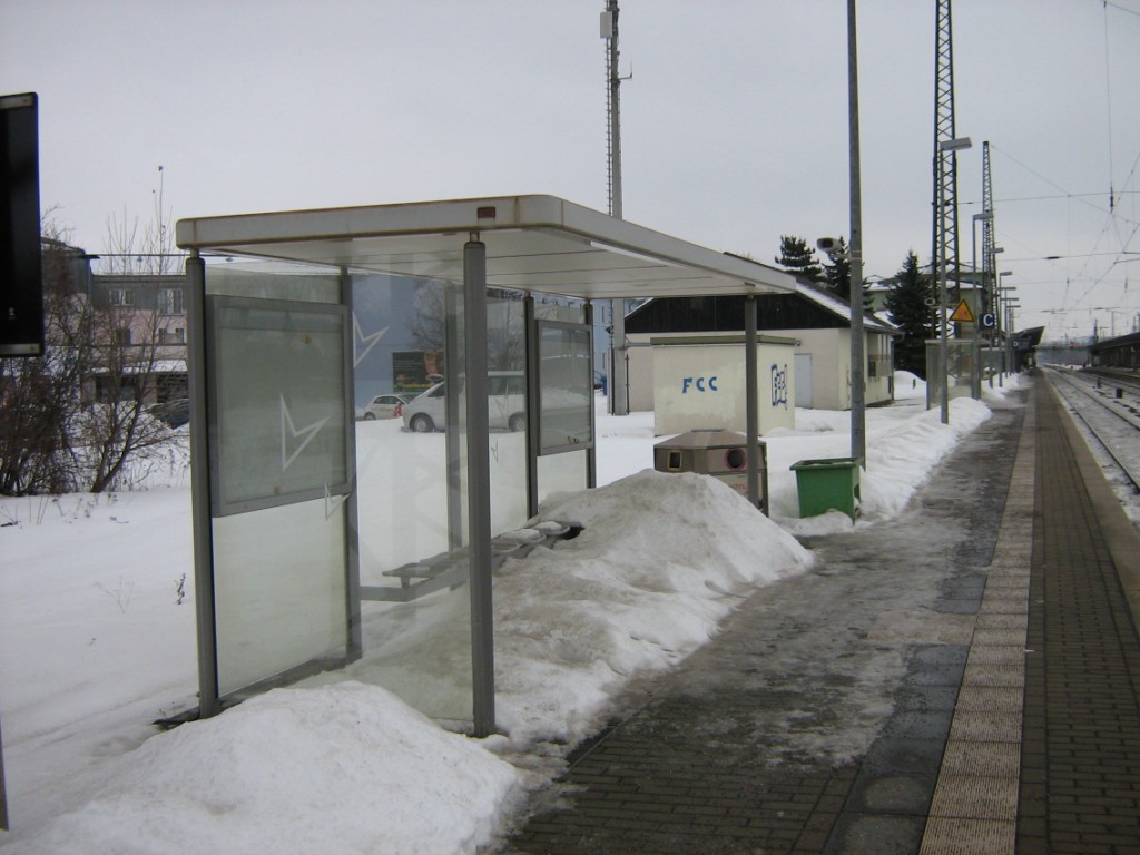Zugeschneite Sitzm�glichkeit am Bahnsteig 1 vom neuen ICE-Umsteigebahnhof Naumburg Hbf; 01.01.2011 (Foto: Thomas Menzel)