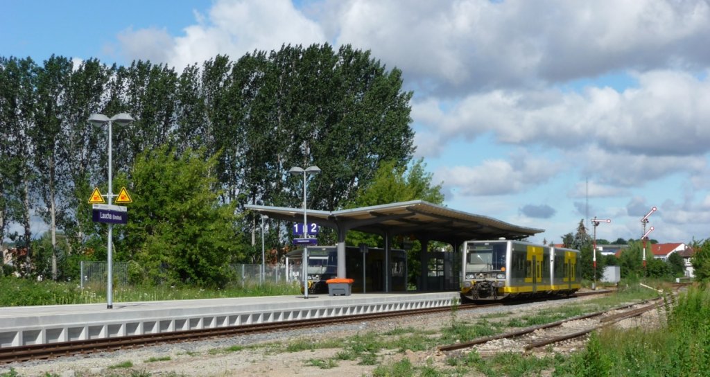 Zugkreuzung im Bf Laucha. Links die RB 34867 (Wangen - Naumburg Ost) und rechts die RB 34866 (Naumburg Ost - Wangen) am modernisierten Bahnsteig; 21.07.2012 (Foto: Klaus Pollm�cher)