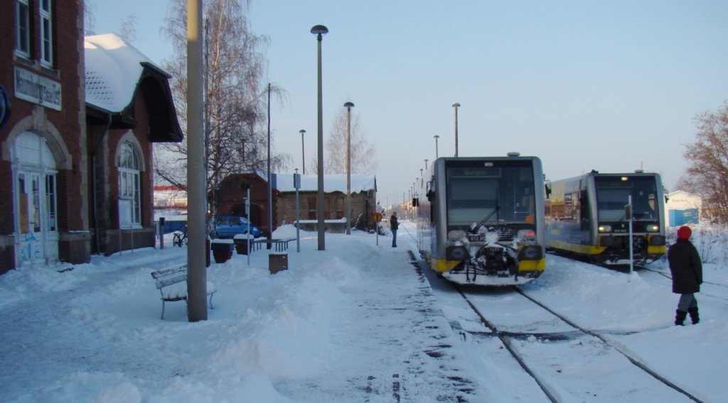Zugkreuzung im Bf Naumburg Ost. Links die RB 25980 nach Wangen und rechts die RB 25881 von Nebra nach Zeitz; 03.12.2010 (Foto: G�nther G�bel)
