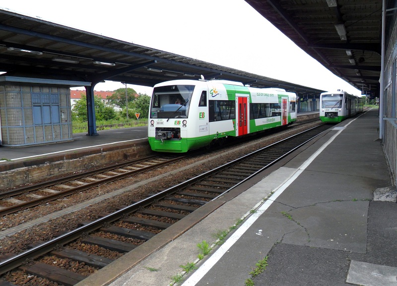 Zugtaufe in Zeitz. EB VT 302 steht noch auf Gleis 7, daher mu� EBx 37452 (Saalfeld - Leipzig Hbf) gefahren von EB VT 311 + 305 auf Gleis 6 ausweichen; 11.07.2012.