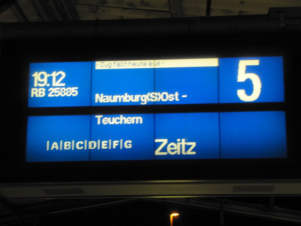 Zugzielanzeiger der eigentlich letzten RB von Nebra nach Zeitz, die jedoch witterungsbedingt ausgefallen ist. Naumburg Hbf; 10.12.2010