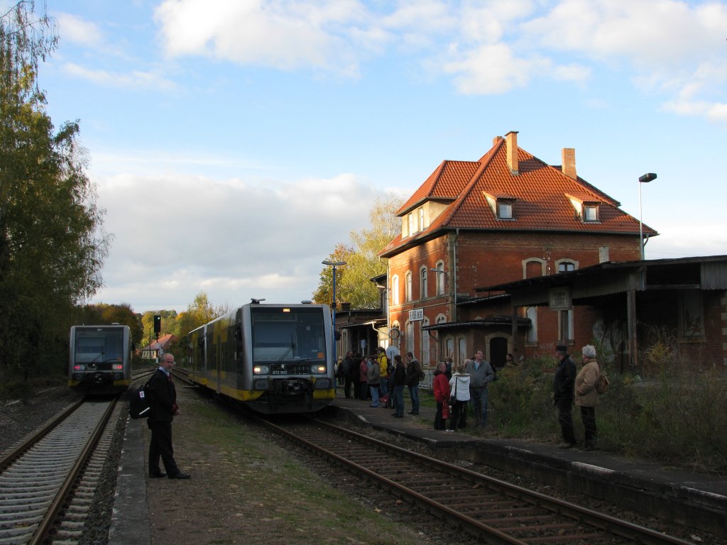 Zukreuzung im Bf Freyburg. Links RB 25980 nach Wangen, rechts RB 25981 nach Naumburg Ost; 24.10.2010 (Foto: Jens Gie�ler)