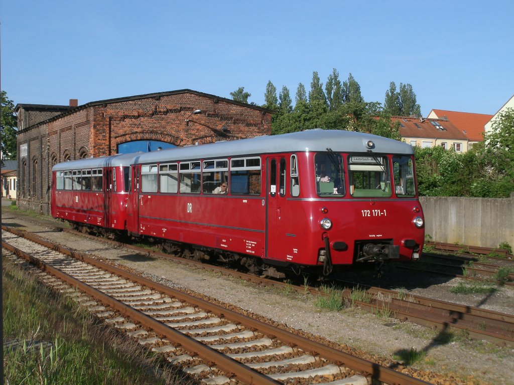 Zum Bahnhofsfest,am 04.und 05.Juni 2011 in Putbus,wird zwischen Bergen/Rgen und Lauterbach Mole auch wieder die Ferkeltaxe 172 171 zum Einsatz kommen.Am Abend vom 02.Juni 2011 stand die Ferkeltaxe in Bergen/Rgen.