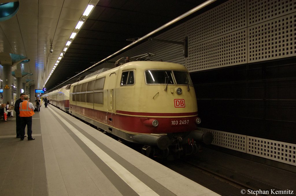 Zum dem Anlass des 5 jhrigen Jubilums des Berliner Hauptbahnhof (21.5-22.5.2011) gibt es im Tiefbahnhof auf Gleis 8 eine kleine Fahrzeugausstellung. Darunter ist die 103 245-7 und an dem Scharfenbergadapter hngt die VT 18.16.07/10 (Bauart Grlitz), die Farblich gut zur der 103er passt und den SVT 137 225. 21.05.2011