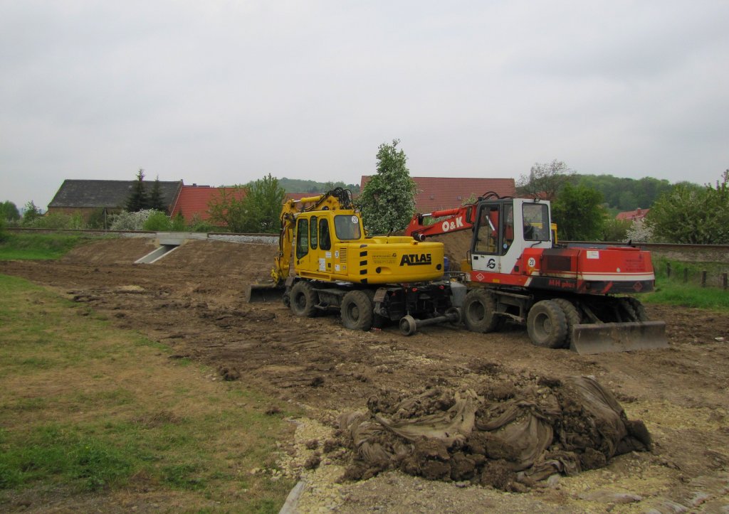 Zum Einsatz w�hrend der Streckenarbeiten bei Ro�bach am 17.04. und 18.04.2010 kam die Erfurter Gleisbau GmbH mit einem Zweiwegebagger und einem stra�engebundenen Bagger sowie einer Stopfmaschine mit Schotterpflug (SSP); 02.05.2010 