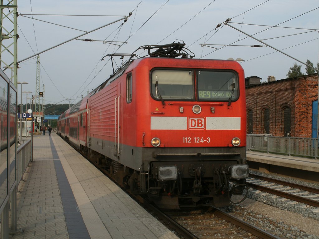 Zum Glck sind noch paar 112er im Bestand vom Bh Rostock geblieben.So kam am 03.September 2011 die Rostocker 112 124 mit dem RE 13014 Sassnitz-Rostock nach Bergen/Rgen.