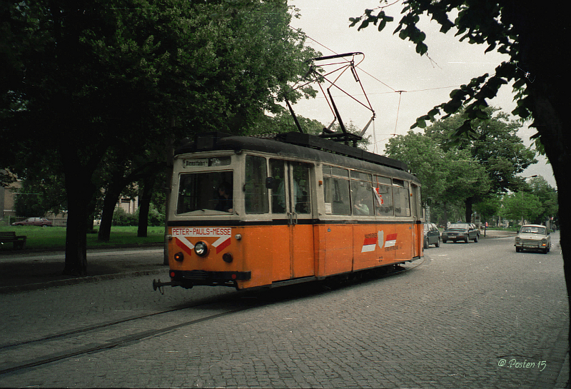 Zum Kirschfest 1991 sollte noch einmal die Naumburger Ille als Sonderfahrt auf den vorhandenen Rest des alten Rings fahren. Die Stra�enbahnfreunde fuhren mit dem LOWA Tw 23 auf den Postring zur dort stattfindenden Peter-Pauls-Messe. Es war die allerletzte Fahrt auf den Postring am 29.06.1991. (Foto: J�rg Berthold)