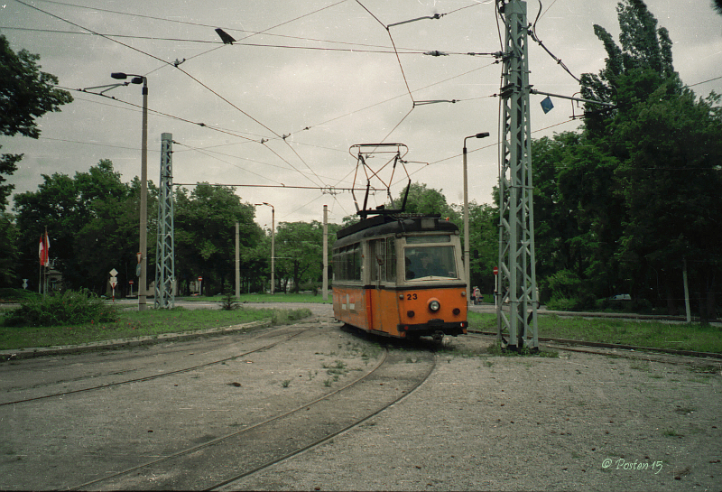 Zum Kirschfest 1991 sollte noch einmal die Naumburger Ille als Sonderfahrt auf den vorhandenen Rest des alten Rings fahren. Die Stra�enbahnfreunde fuhren mit dem LOWA Tw 23 auf den Postring zur dort stattfindenden Peter-Pauls-Messe. Es war die allerletzte Fahrt auf den Postring am 29.06.1991. Hier die Ankunft am Depot. (Foto: J�rg Berthold)