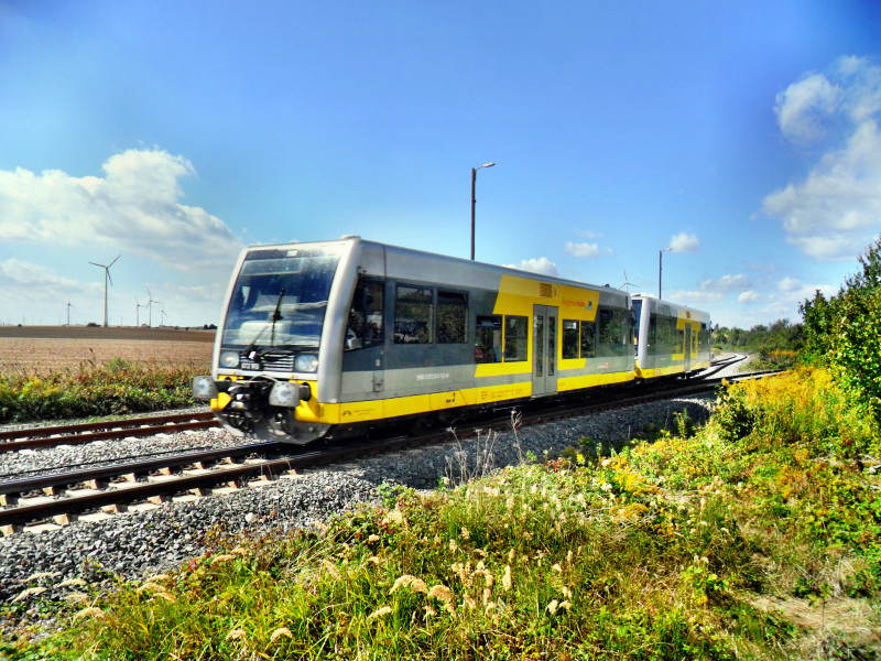 Zum Winzerfest in Freyburg gab es wieder Zugverkehr auf der Hochbahn (Teuchern - Naumburg Ost). Burgenlandbahn 672 913 + 672 902 sind als RB 34945 (Naumburg Ost - Zeitz) unterwegs und treffen hier auf die Strecke aus Wei�enfels, kurz vor dem B� am Betonwerk Teuchern; 08.09.2012


