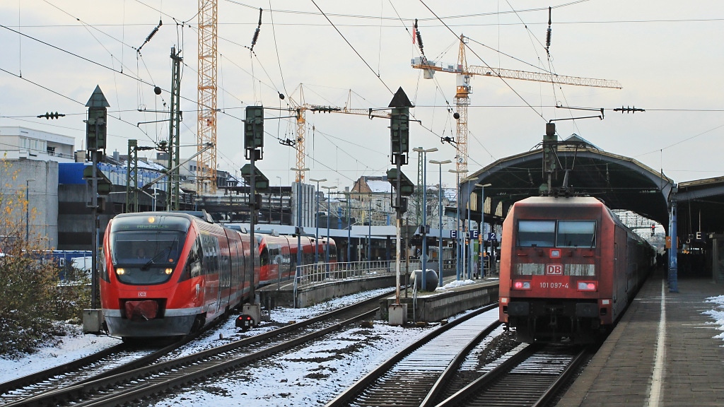 Zur linken 643 101 (Pirmasens) und 643 036 auf dem Weg nach Ahrbrck und rechts 101 097 mit IC 2112 nach Hamburg Altona am 27.11.10 in Bonn Hbf