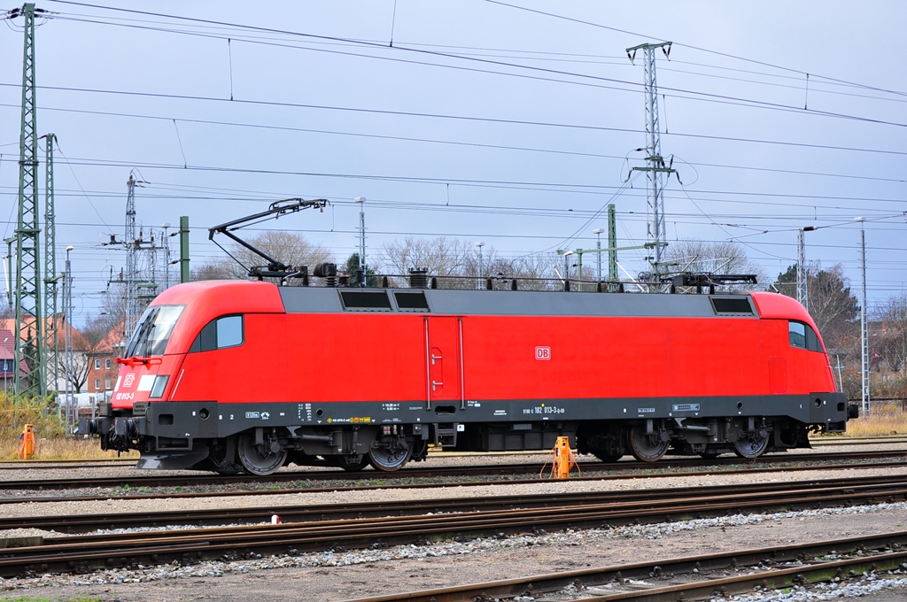 Zur Personalschulung weilt aktuell der Cottbuser  Ochse  182 013 im Bw Rostock Hbf.