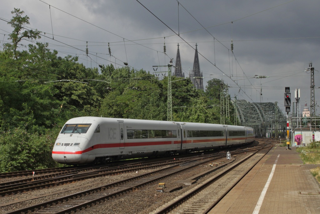 Zwei 402er fuhren am 24.07.10 durch den Kln Deutzer Bahnhof