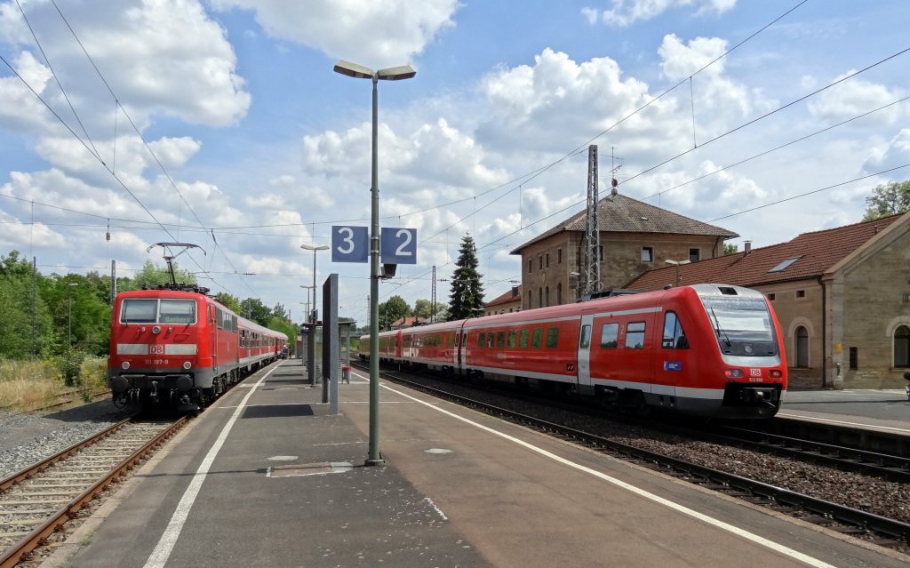 Zwei 612er halten auf Gleis 1 im Bahnhof Hafurt um in Krze weiter als RE nach Bayreuth Hbf/Hof Hbf zu fahren. Die Zugteilung findet in Neuenmarkt-Wirsberg statt.
Whrenddessen steht auf Gleis 3 die RB nach Bamberg, mit einer 111 und 3 n-Wagen. Sie wird hier planmig vom RE berholt. Aufgenommen am 18.Juli 2013. 