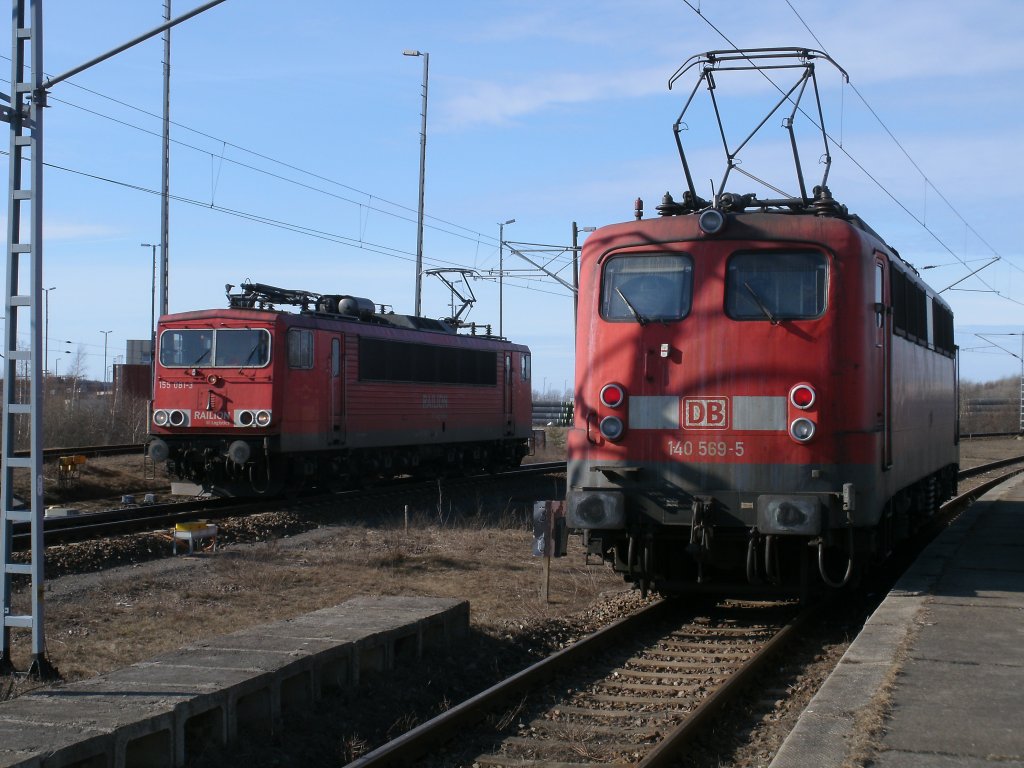 Zwei betagte Lady`s am 07.Mrz 2011 in Mukran:links 155 081 und am Bahnsteig 140 569