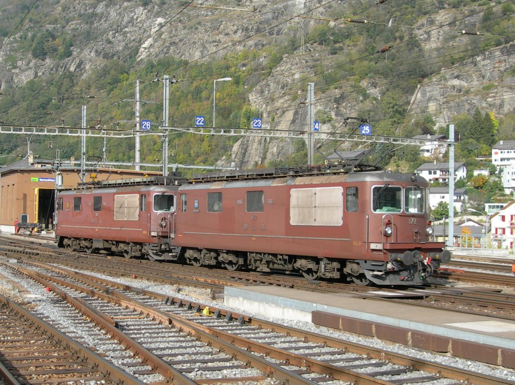 Zwei BLS Re 4/4 bei einer Rangierfahrt in Brig am 12. Oktober 2007.
