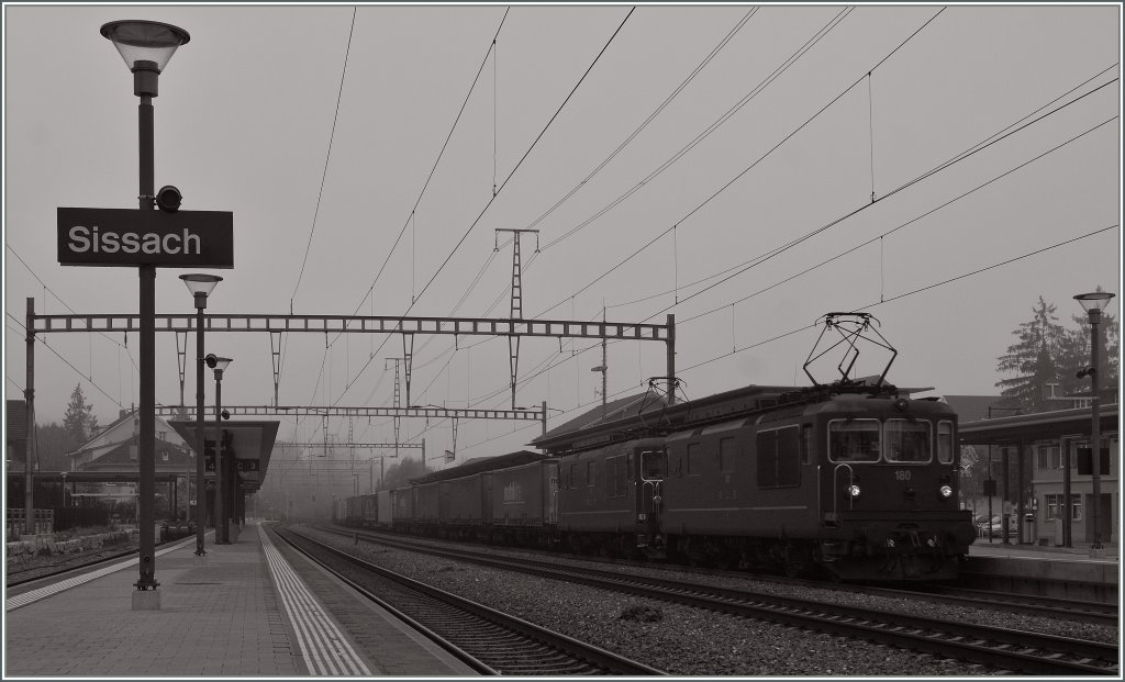 Zwei BLS Re 4/4 mit einem Gterzug bei der Durchfahrt in Liestal. 6. Nov. 2011