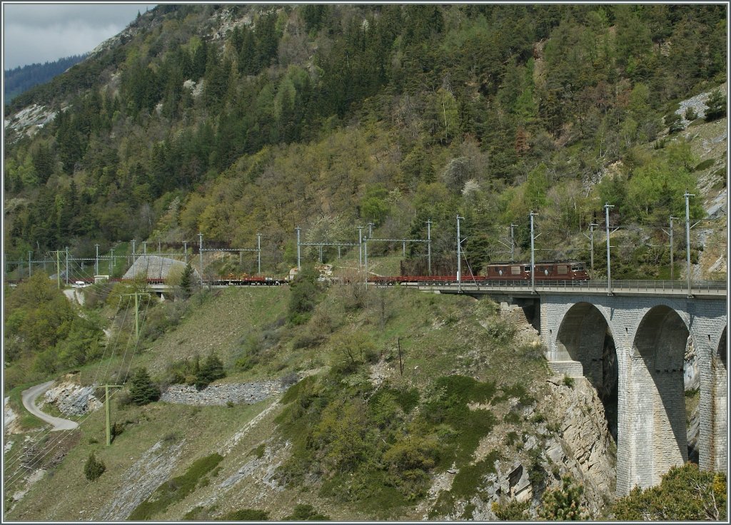 Zwei BLS Re 4/4 mit einem langen Gterzug aus Flachwagen bei Hohtenn. 
4. Mai 2013