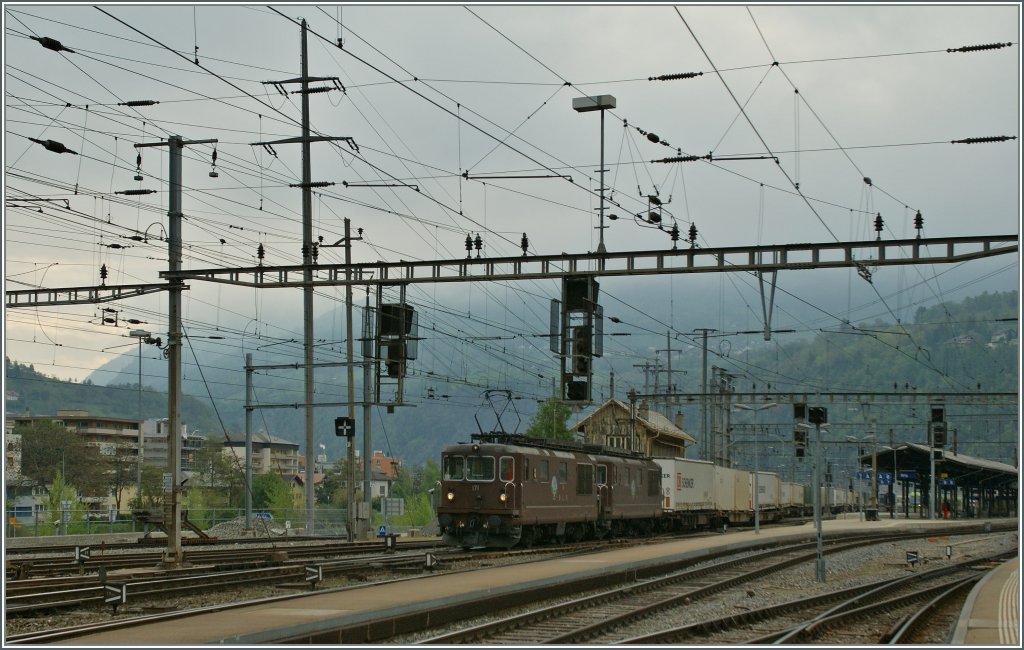 Zwei BLS Re 4/4 mit einem Gterzug verlassen Brig Richtung Norden.
04.05.2013